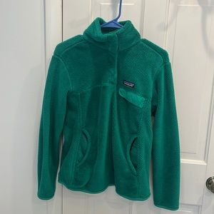 Patagonia- Women's Fleece Re-Tool Snap-T Fleece Pullover in Green.